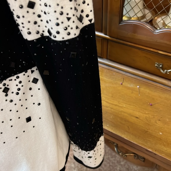 Drapers & Damons Petites NWOT Black and White Color Block Beaded Sweater Set. - Picture 4 of 16